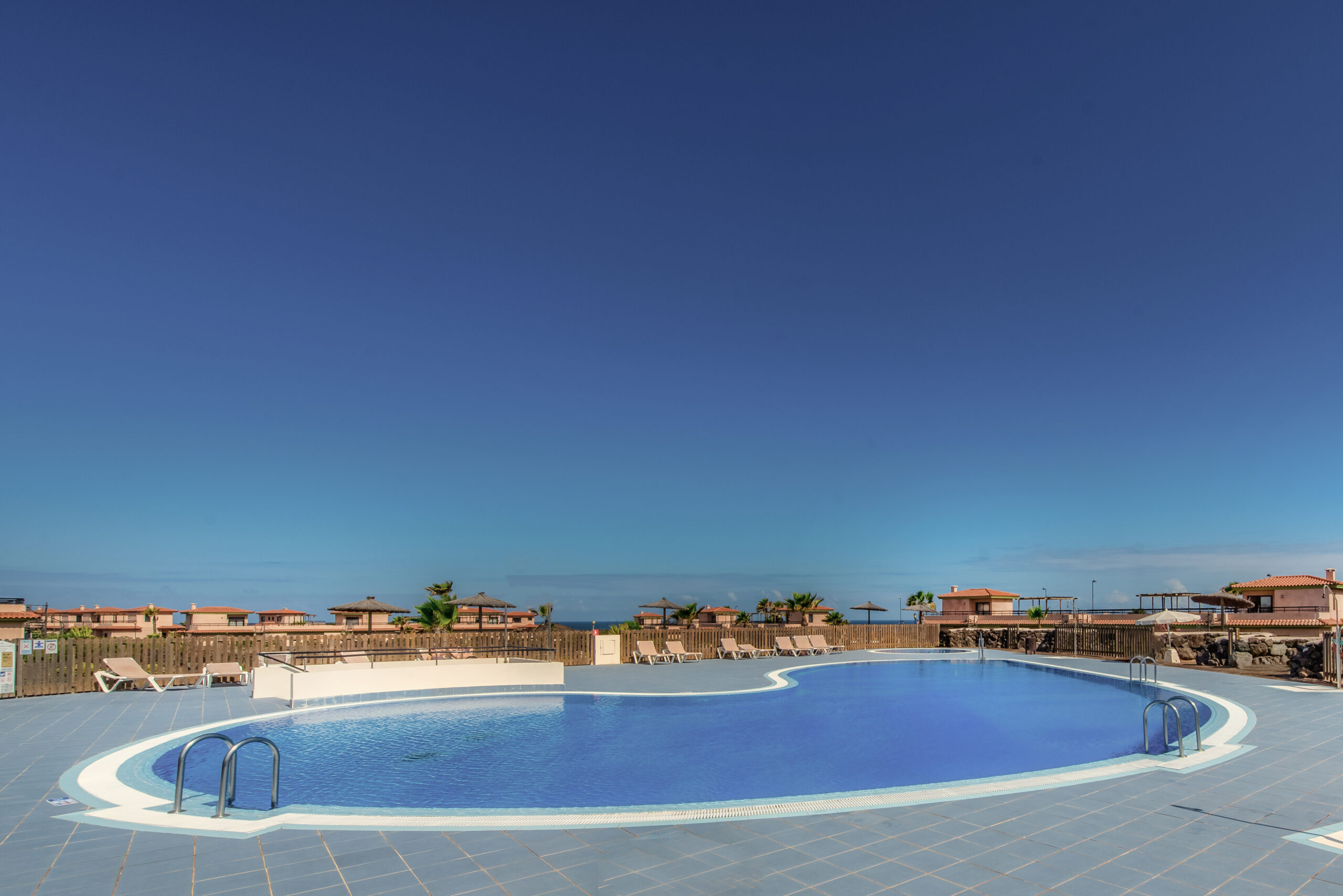 Piscinas y jardines Origo Mare